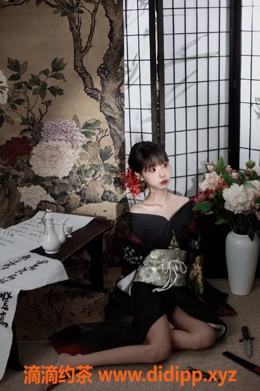 深圳楼凤-深圳龙华小小萝，嫩妹仅900元，舌吻调情！