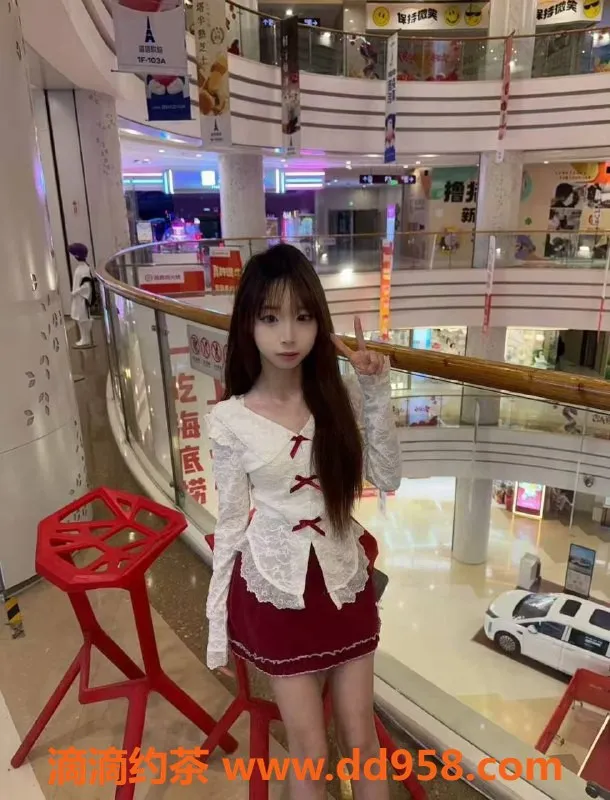 深圳楼凤资源信息,深圳龙华小小萝，嫩妹仅900元，舌吻调情！