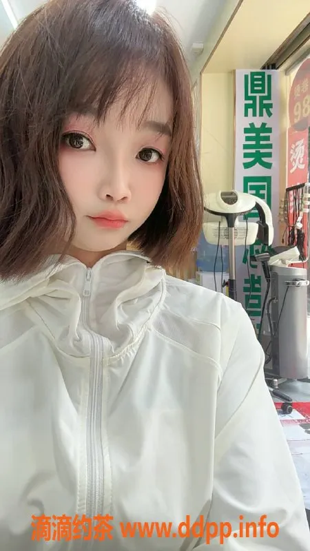 广州楼凤-白云金沙洲依依：甜美嫩妹，包时600元