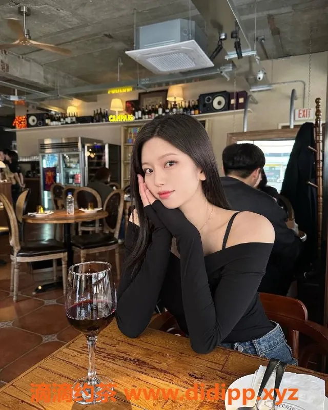 深圳楼凤-南山夏夏：23岁大胸长腿好服务