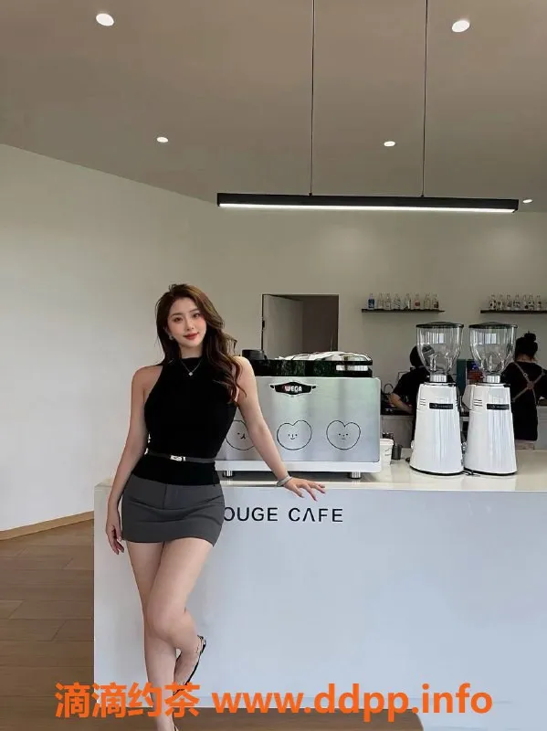 深圳楼凤-福田闪闪：27岁168cm大胸御姐，服务多样，价格实惠