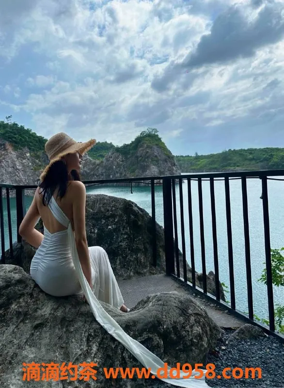 深圳楼凤-福田闪闪：27岁168cm大胸御姐，服务多样，价格实惠