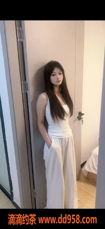 深圳楼凤-龙华小芸，180cm嫩妹，800元尽享双飞体验