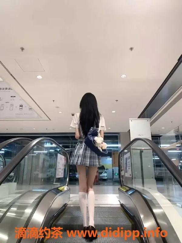 深圳楼凤-南山胡图图，165cm 45kg 18岁嫩妹等你来体验