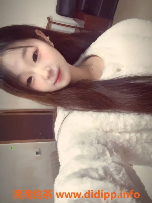 成都楼凤-成华区蜜糖 160cm 17岁 B杯 100斤 亲密服务