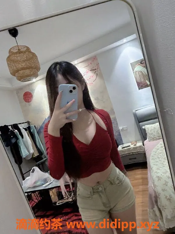 成都楼凤-成华区蜜糖 160cm 17岁 B杯 100斤 亲密服务