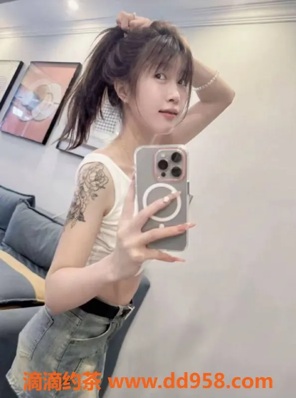 成都楼凤-成华区19岁梓琪，158cm，77斤，独特女友感服务