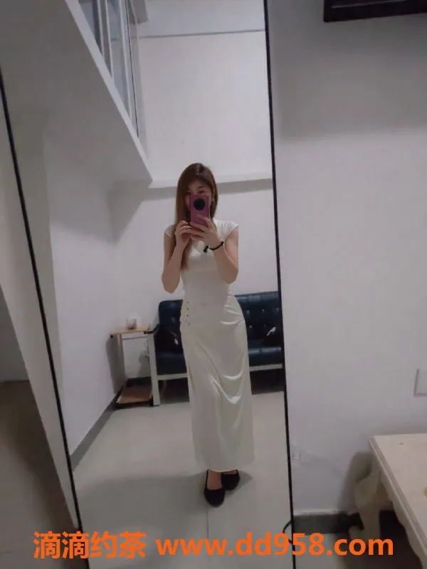 深圳楼凤-龙岗大胸美女，700元尽享多种服务