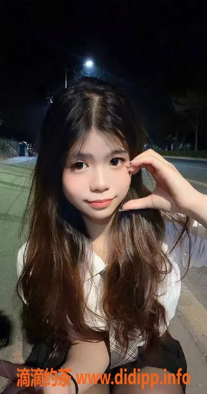 广州楼凤-顺德小曼，700p/1300pp美颜少女来袭