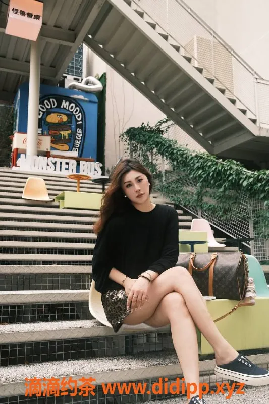 深圳楼凤-福田长腿美女Vivian，1200P按摩服务等你来体验！