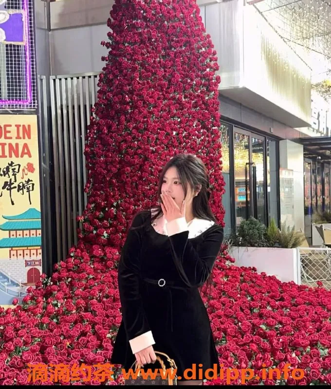 上海楼凤-奉贤小涵，19岁160cm，52斤，让你体验不一样的服务