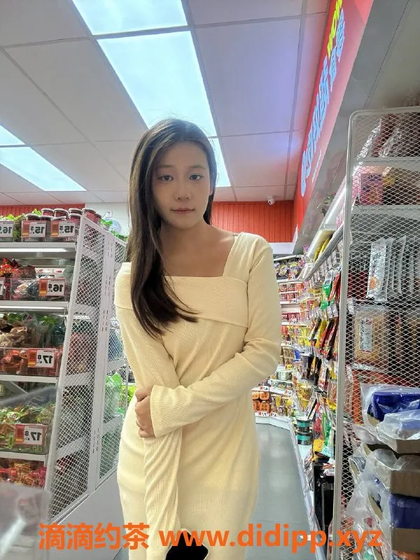 深圳楼凤-深圳龙岗米乐，600元无套服务，嫩妹陪洗