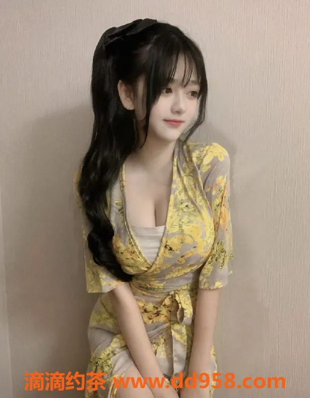 广州楼凤-天河区21岁白桃，160cm，45kg，36D，700起