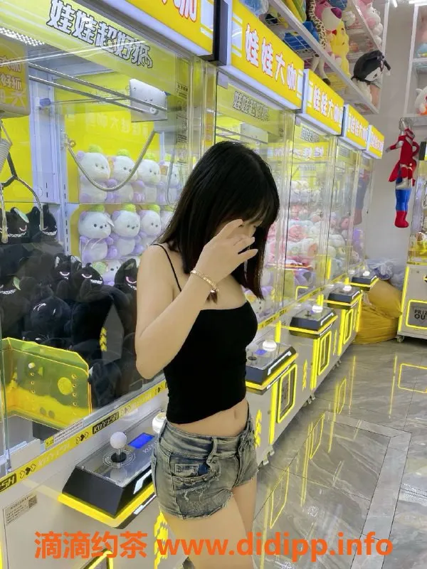 成都楼凤-青羊区嫩妹安安：155cm、80斤，服务生疏