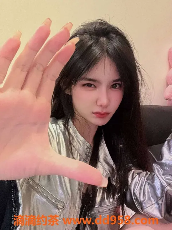 深圳楼凤-福田嫩妹千惠，900元起，制服热吻服务！