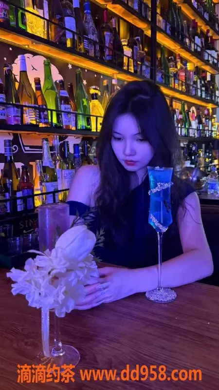 重庆楼凤-重庆两江新区小静崽，18岁B+罩杯美眉