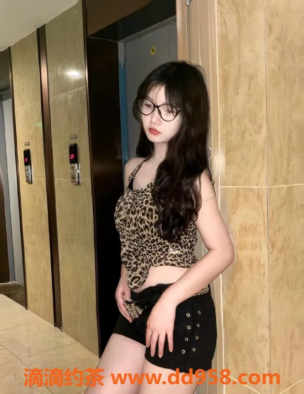 重庆楼凤-重庆两江新区小静崽，18岁B+罩杯美眉