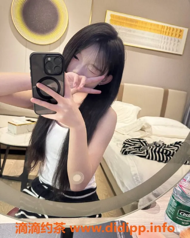 深圳楼凤-龙华嫩妹李萌萌｜1000P起，制服六九舌吻服务