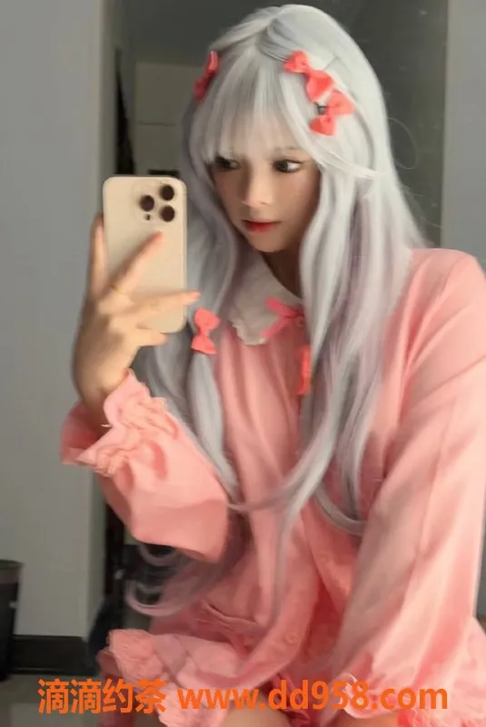 广州楼凤-天河小秋，8P嫩嫩大胸可享舌吻服务