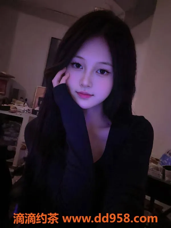 深圳楼凤-龙华嫩妹小七，900P起，舌吻制服诱惑