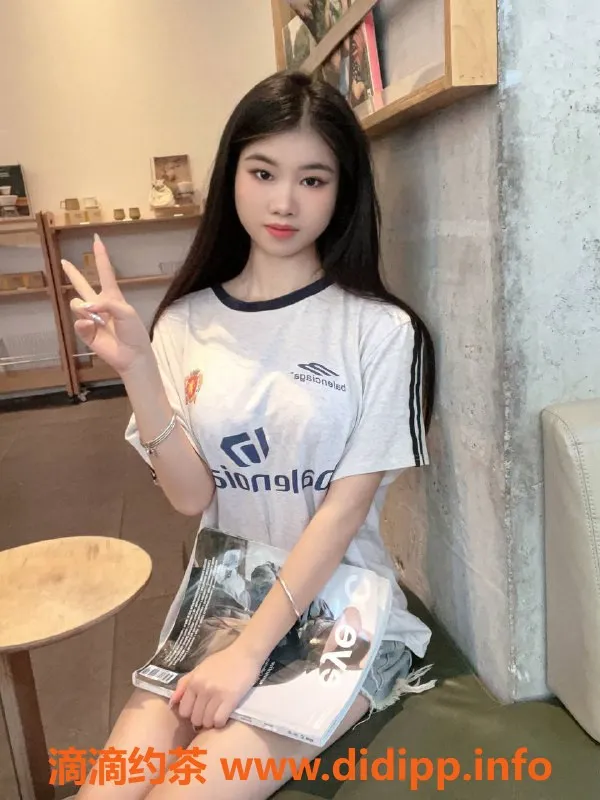 深圳楼凤-深圳龙华小小，嫩妹价位700，深喉私服等你体验！