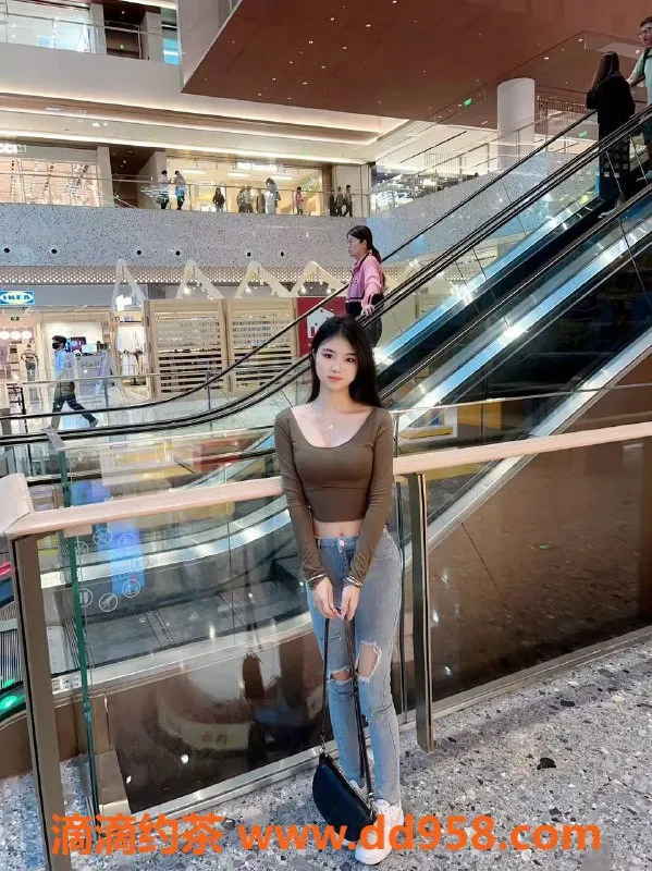 深圳楼凤-深圳龙华小小，嫩妹价位700，深喉私服等你体验！