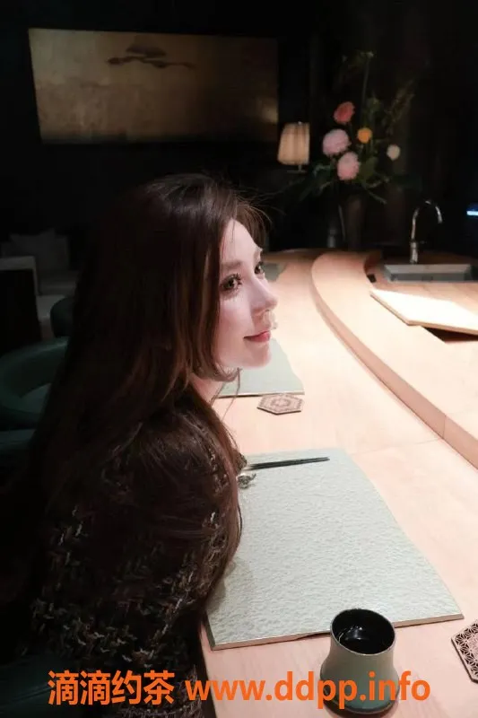 广州楼凤-天河菲菲：17P大胸御姐，长腿诱惑等你来体验