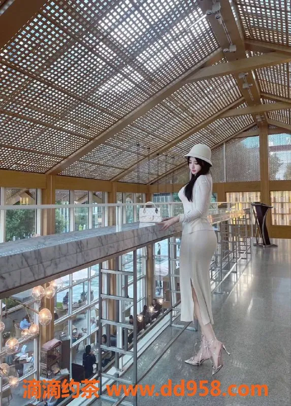 广州楼凤-天河菲菲：17P大胸御姐，长腿诱惑等你来体验