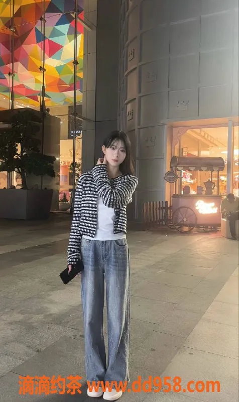 深圳楼凤资源信息,龙华区嫩妹花儿，900-1600元，舌吻制服调情服务