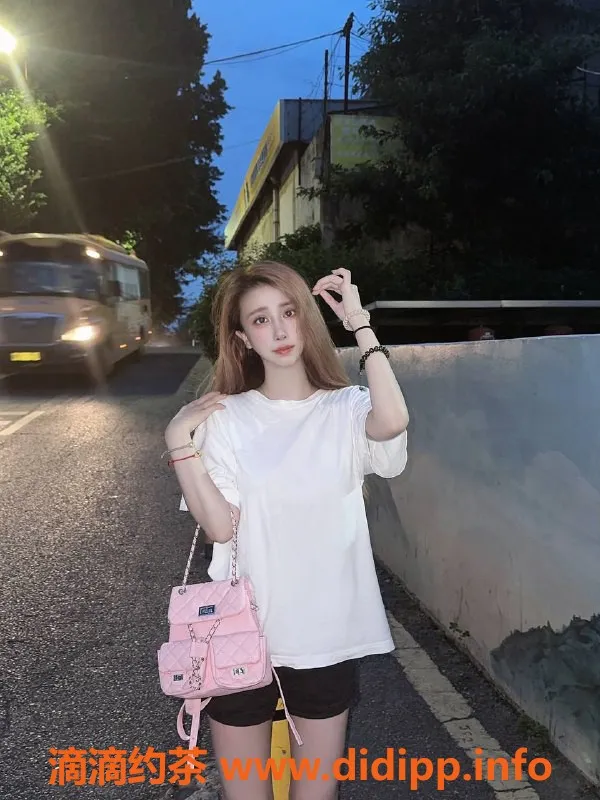 深圳楼凤-福田佳佳，163高43重，舌吻服务，价格2500起