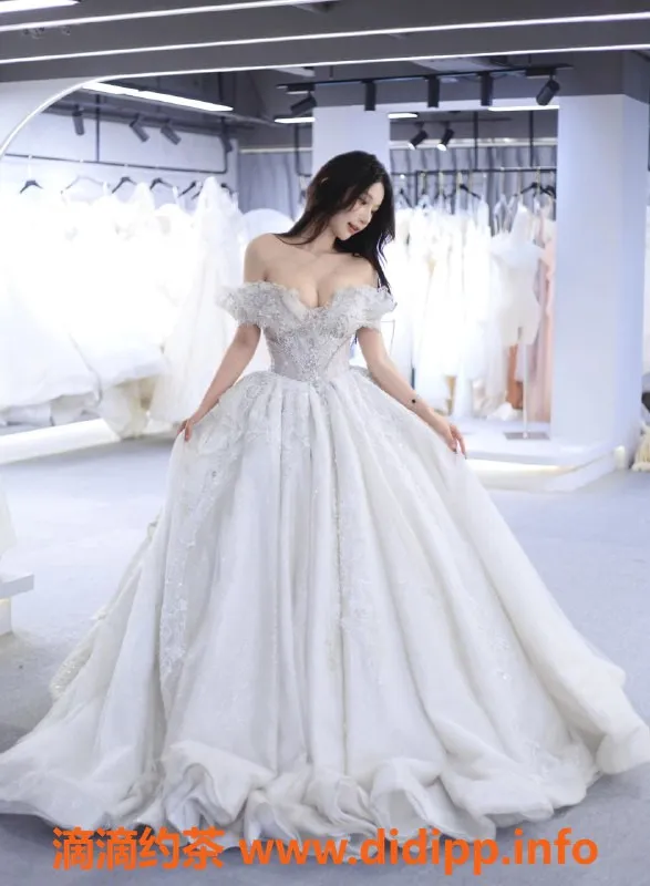 乌鲁木齐楼凤-优雅173cm小女友，天然肤色E罩杯，超高端服务！