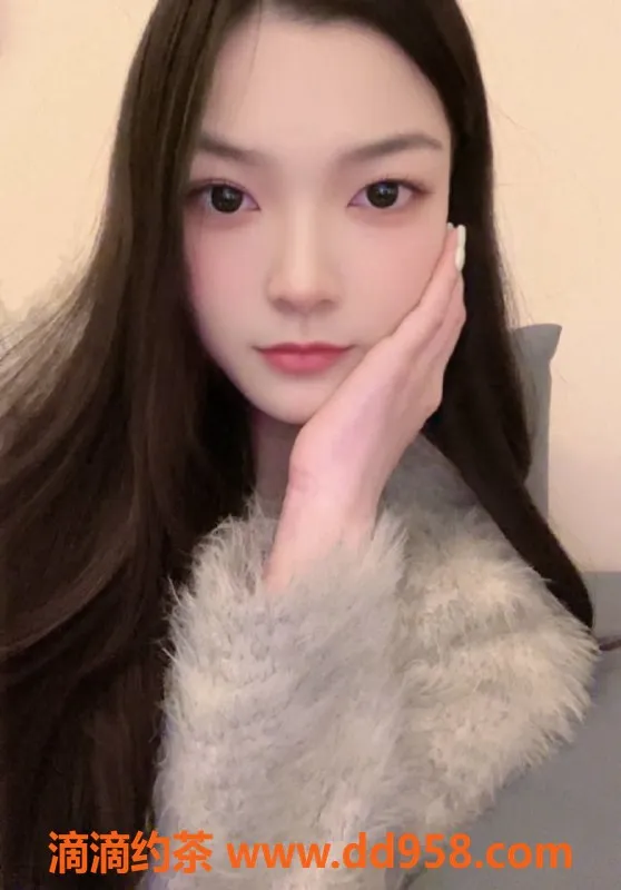 深圳楼凤-宝安李晨曦，700元嫩妹，性感制服热情服务