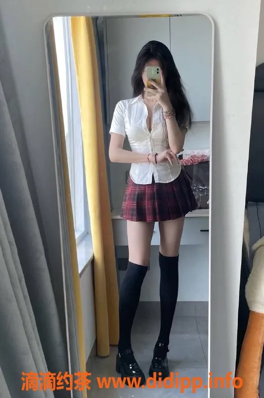 深圳楼凤-宝安李晨曦，700元嫩妹，性感制服热情服务