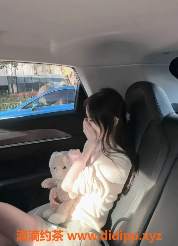 深圳楼凤-南山小乖，19岁娇小嫩妹，40kg只要1500P