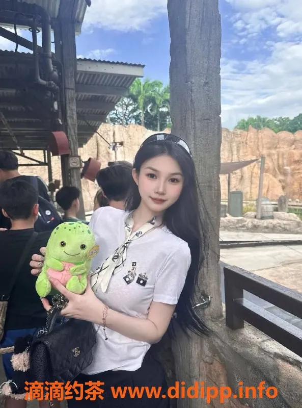 深圳楼凤资源信息,龙华莉莉，冷白皮嫩妹，800p服务等你来体验