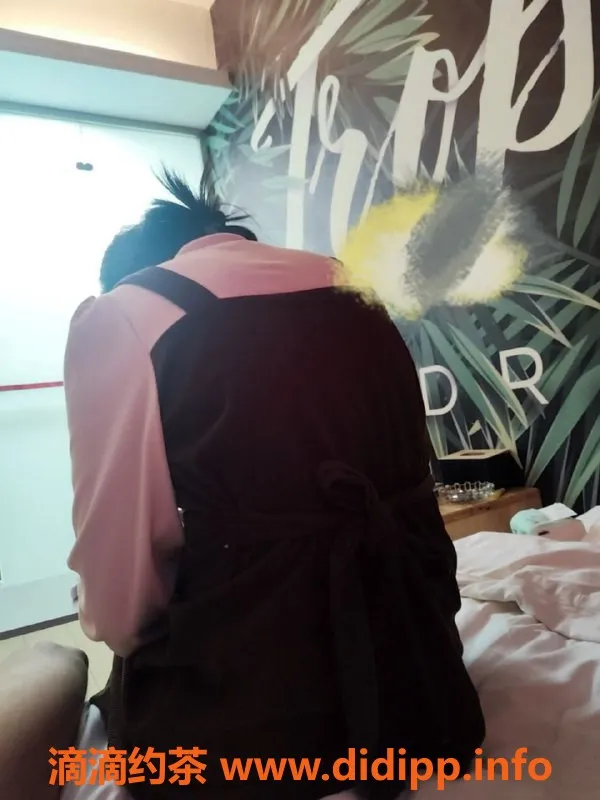 武汉楼凤-冰冰姐，178高，55斤，胸围34，服务超赞！