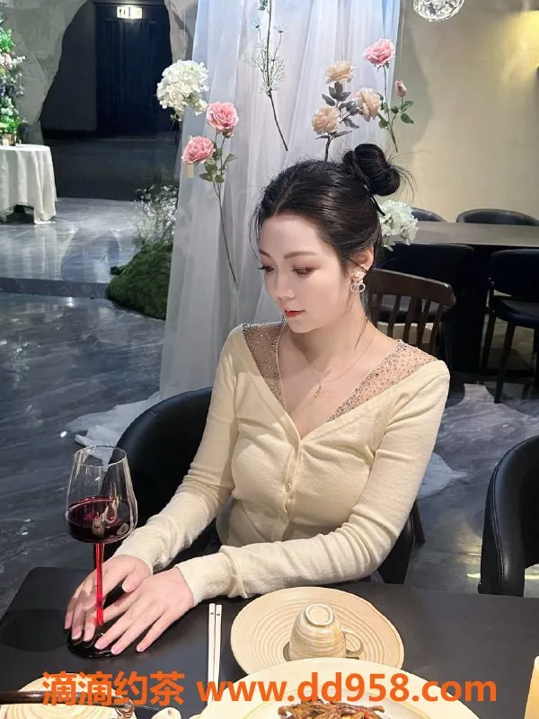 深圳楼凤-龙华晓晓！800p丝袜制服服务，嫩妹热情！