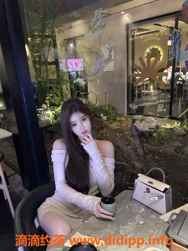 广州楼凤-天河嫩妹琪琪，1200p体验长腿大胸魅力