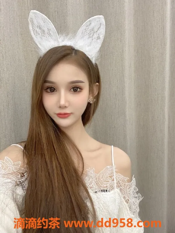 广州楼凤-荔湾嫩妹芷月，700p超值服务等你来体验！