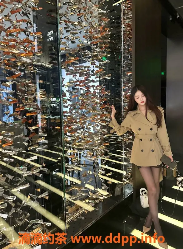 深圳楼凤-龙华嫩妹莎莎，900P起，制服、Kiss服务