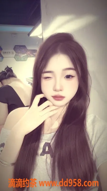 深圳楼凤资源信息,龙华嫩妹莎莎，900P起，制服、Kiss服务