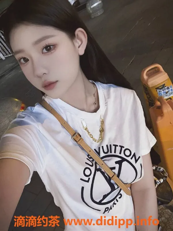 广州楼凤-天河长腿嫩御贝爷，水费900p等你来体验