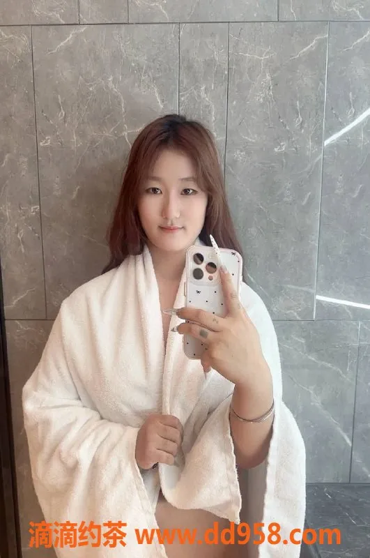 广州楼凤-白云小妮，700元嫩妹，享舌吻与69