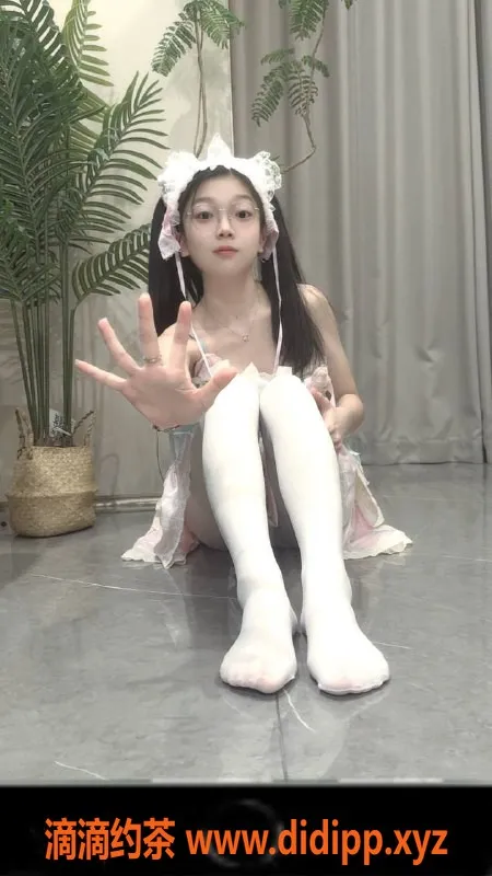 深圳楼凤-南山嫩妹栗馨，800元起，制服六九丝袜服务