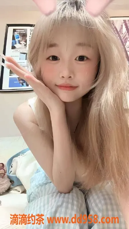 成都楼凤-成华区18岁冷白皮小萝莉，身材娇小诱人