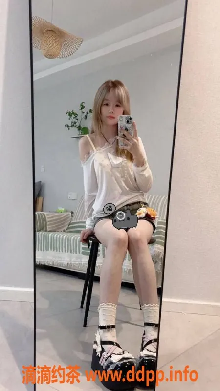 成都楼凤-成华区18岁冷白皮小萝莉，身材娇小诱人