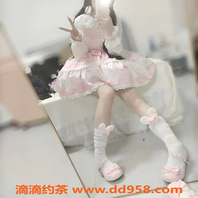 成都楼凤-成华区18岁冷白皮小萝莉，身材娇小诱人