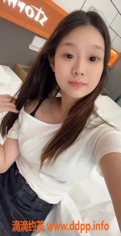 成都楼凤-成华区雨婷，18岁165cm，童颜巨乳服务推荐