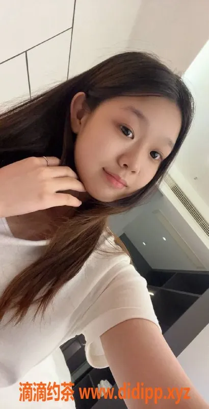 成都楼凤-成华区雨婷，18岁165cm，童颜巨乳服务推荐