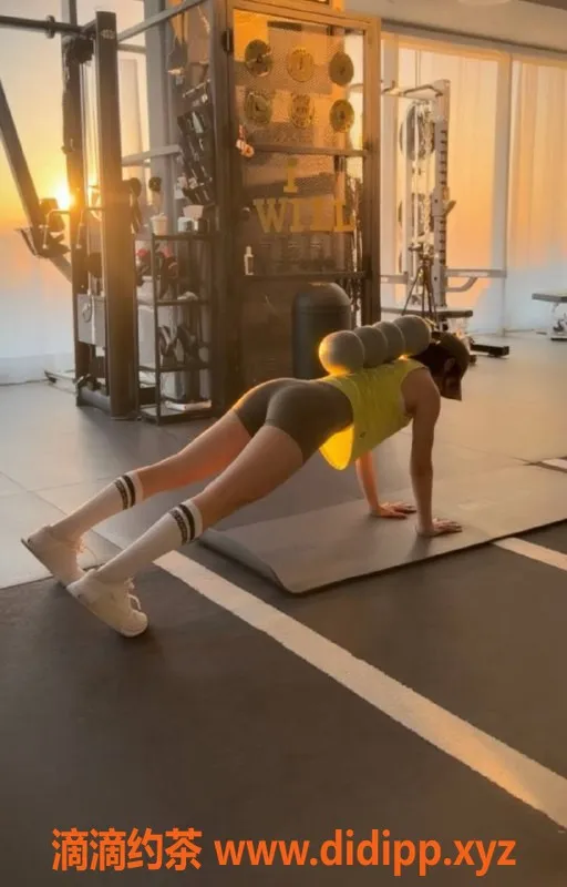 深圳楼凤资源信息,福田御姐娜娜，1200P起，制服Kiss服务